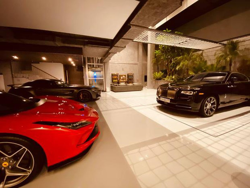 Gara trong biệt thự có thể chứa được 6 chiếc siêu xe. Ảnh: FBNV
