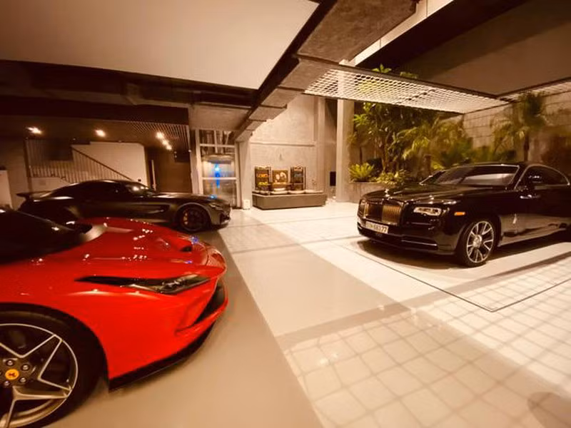 Gara trong biệt thự có thể chứa được 6 chiếc siêu xe. Ảnh: FBNV