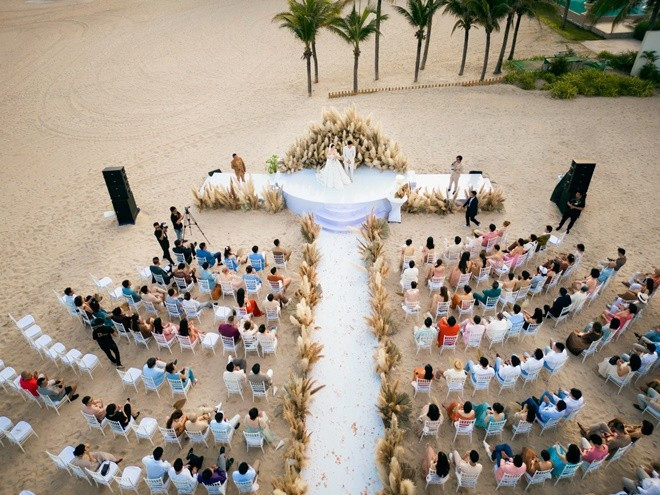 Không gian tiệc cưới của Minh Hằng được trang trí bằng cỏ lau nhập khẩu thay vì hoa tươi như thường thấy. Ảnh: Kiếng Cận