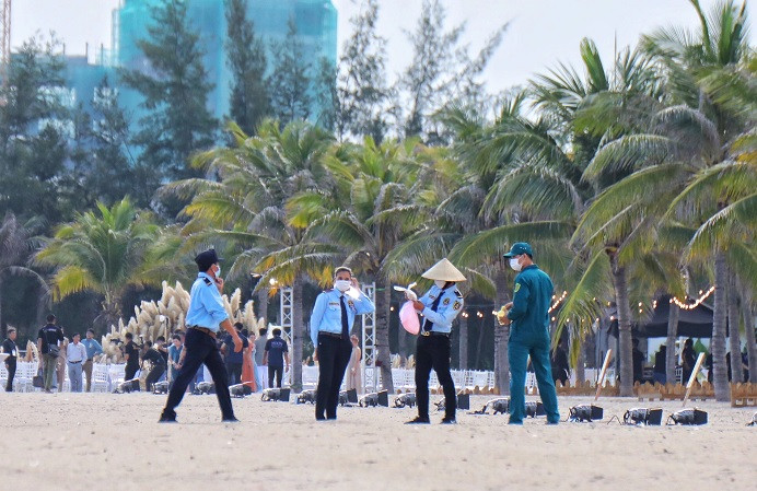 Nữ ca sĩ còn thuê hàng chục vệ sĩ đứng xung quanh khu vực tổ chức hôn lễ và liên tục kiểm tra người ra vào. Ảnh: Zing