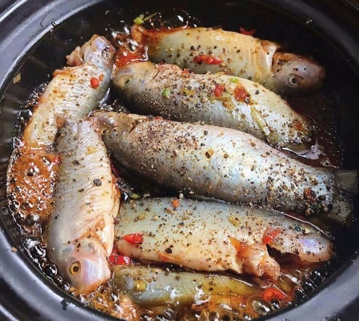 Dù kích thước nhỏ nhưng thịt cá rất ngon nên được ưa chuộng và trở thành món ăn đắt khách trong các nhà hàng đặc sản miền Tây. Ảnh: Dân Việt