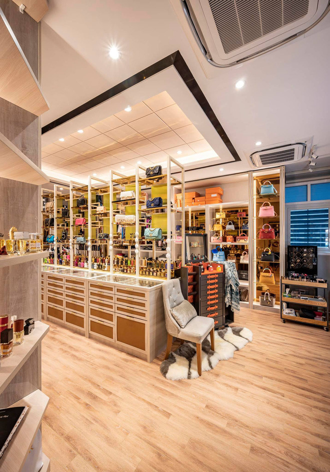 Bên trong căn phòng là các kệ tủ gỗ lắp gương sáng loáng với đèn vàng toát lên nét đẳng cấp. Ảnh: FBNV