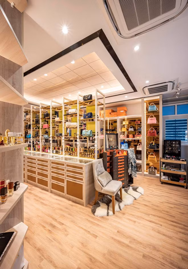 Bên trong căn phòng là các kệ tủ gỗ lắp gương sáng loáng với đèn vàng toát lên nét đẳng cấp. Ảnh: FBNV