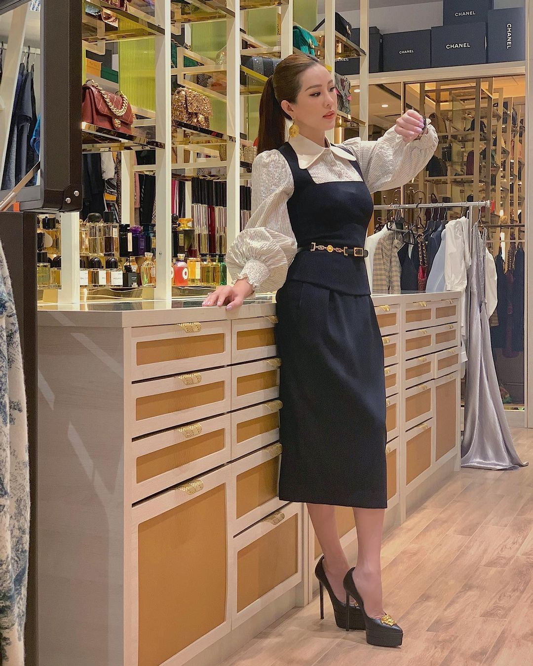 Nhưng đáng chú ý nhất vẫn là căn phòng chứa toàn hàng hiệu xa xỉ của Hoa hậu Thu Hoài. Ảnh: FBNV