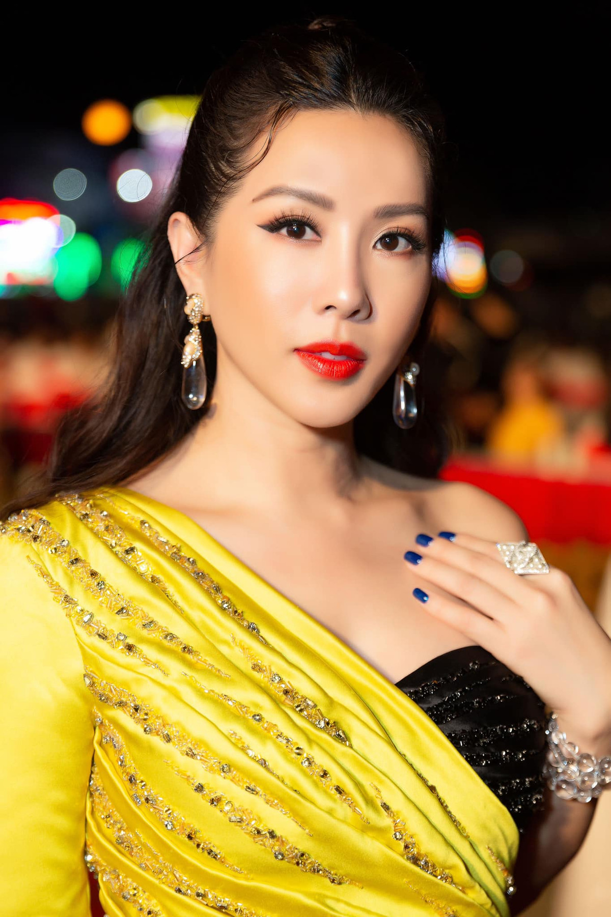 Hoa hậu này cũng thắc mắc: "Bên cạnh những người đàn bà hư hỏng luôn là những gã đàn ông thích trăng hoa, phía sau những mối quan hệ ngoài luồng luôn là 2 kẻ sai lầm, chứ không thể nào là một. Nhưng tại sao chỉ đàn bà bị xướng tên trong những câu chuyện ê chề đó?". Bị nghi bàn luận chuyện đời tư đồng nghiệp, Thu Hoài cho biết không muốn ám chỉ cụ thể một người nào mà viết chung cho tất cả. Ảnh: FBNV