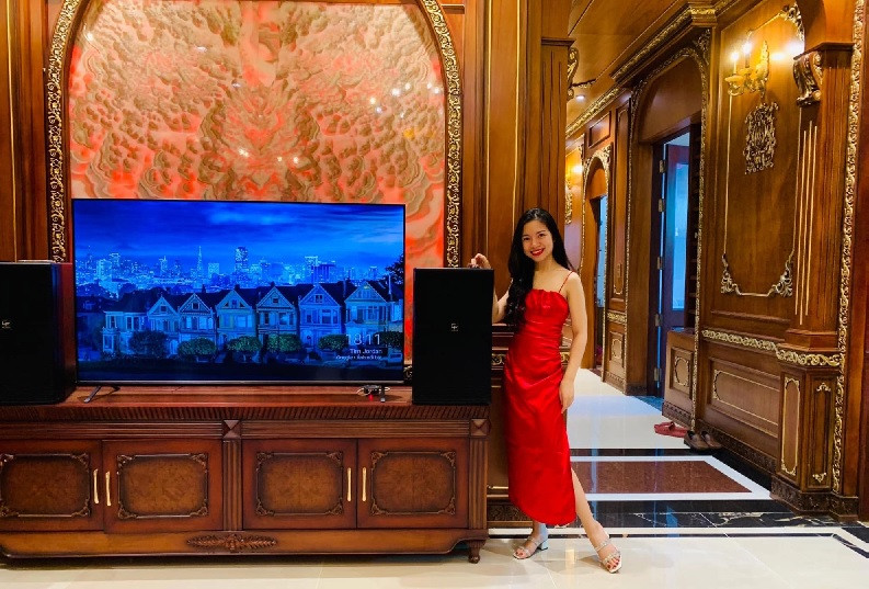 Do sở thích decor của hai anh em Hà khác nhau nên tổng thể căn nhà được chia theo hai hướng khác biệt. Tầng một mang tông trắng hiện đại còn tầng hai theo tông cổ điển. Ảnh: PhunuVietnam