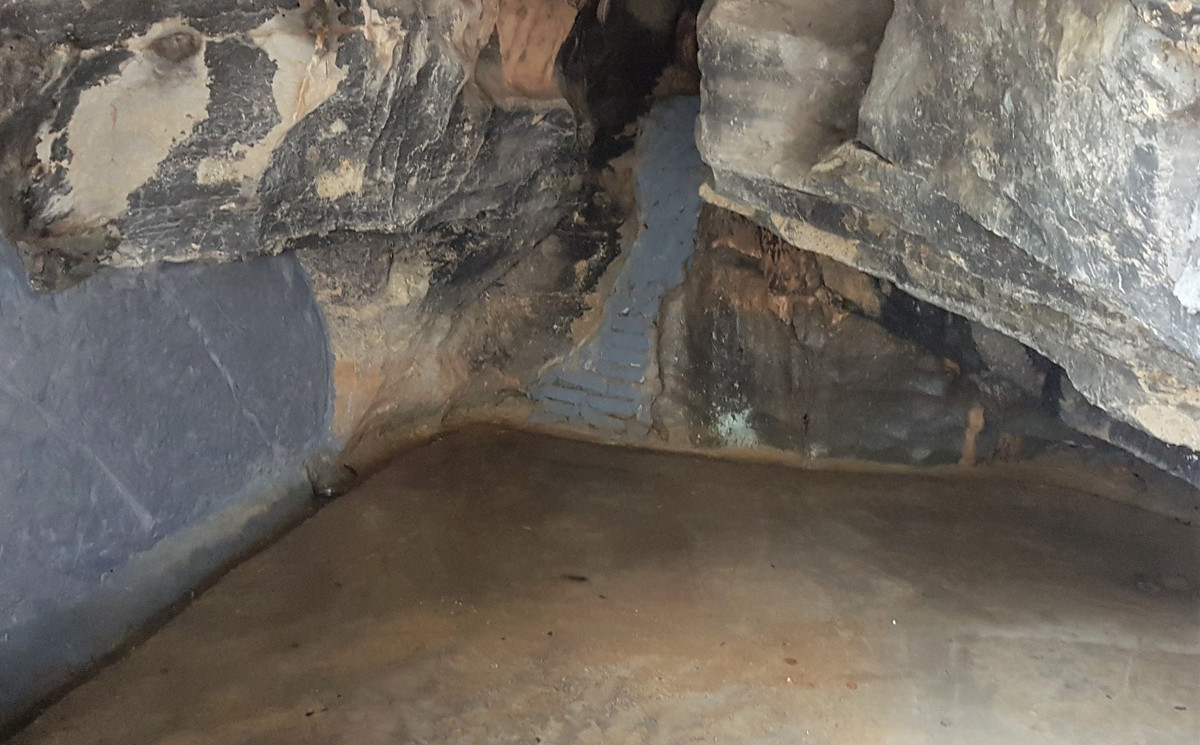 Phòng nghỉ được xây kín bằng gạch, có trần là hõm núi cao từ vài chục cm đến hơn 2m. Ảnh: Dân trí