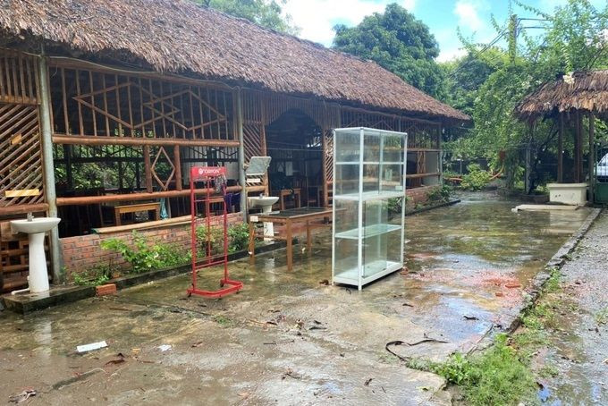 Cảnh nhếch nhác ngay gần căn phòng quảng cáo với giá "trên trời" khiến du khách ngỡ ngàng. Ảnh: Ninh Bình