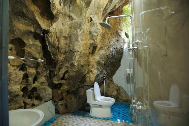 Căn phòng bao gồm một đệm lớn, tủ quần áo, bộ bàn ghế nhỏ và một phòng tắm riêng. Tuy nhiên không hiện tên khách sạn. Ảnh: Dân Việt