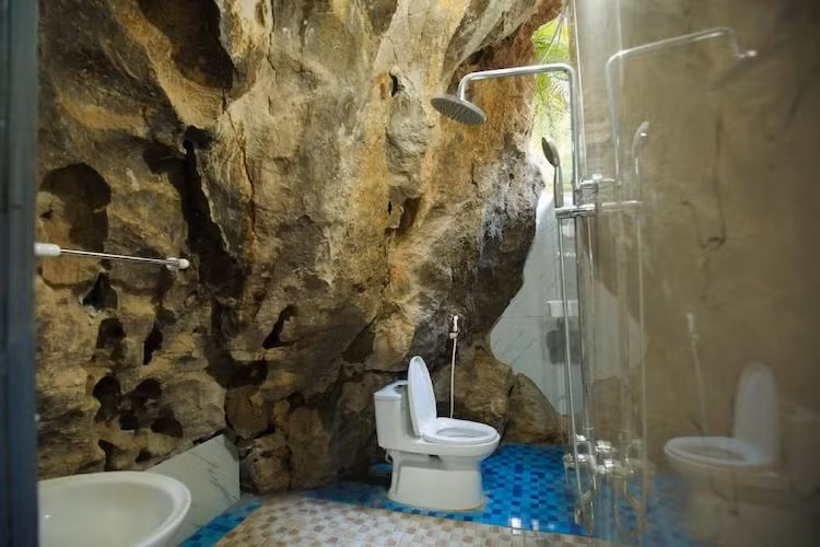 Căn phòng bao gồm một đệm lớn, tủ quần áo, bộ bàn ghế nhỏ và một phòng tắm riêng. Tuy nhiên không hiện tên khách sạn. Ảnh: Dân Việt