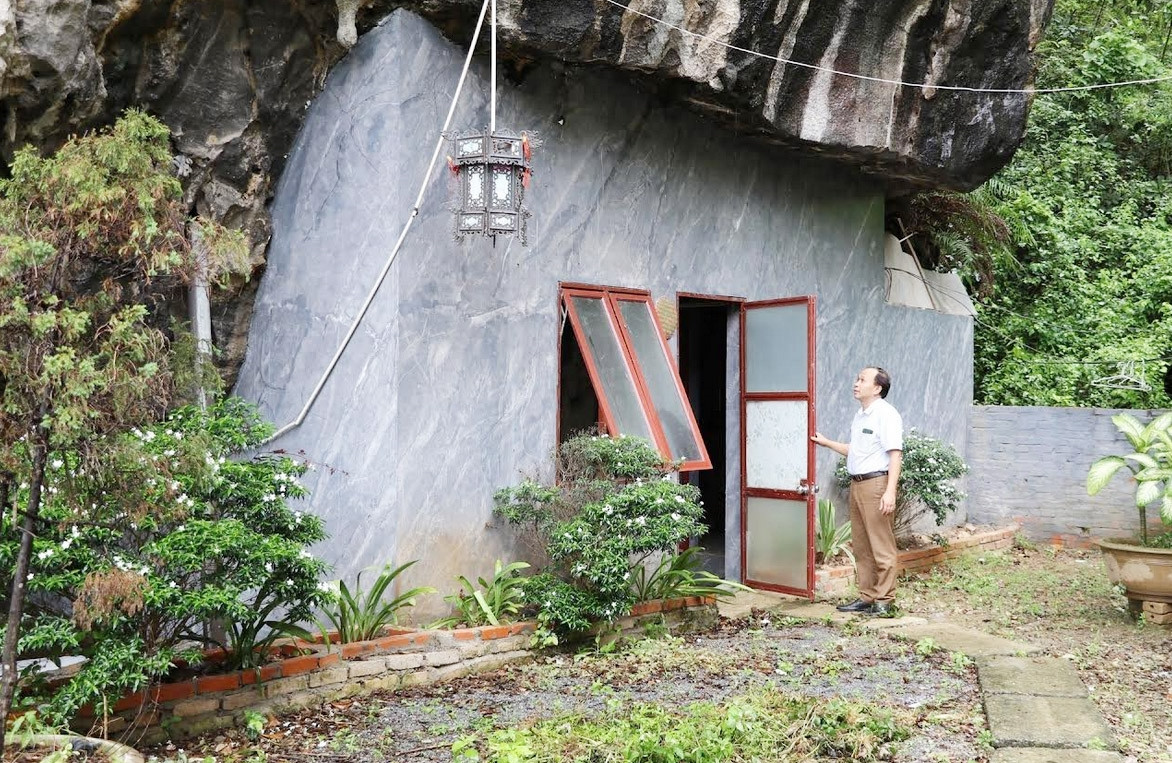 Phòng nghỉ trong hang núi thực chất là một hõm núi nằm sát mặt đất thuộc khuôn viên của cơ sở "Tràng An Passion Homestay and Dê Quý 135", tại thôn Xuân Áng Nội, xã Ninh Xuân, huyện Hoa Lư, tỉnh Ninh Bình. Ảnh: Báo dân tộc
