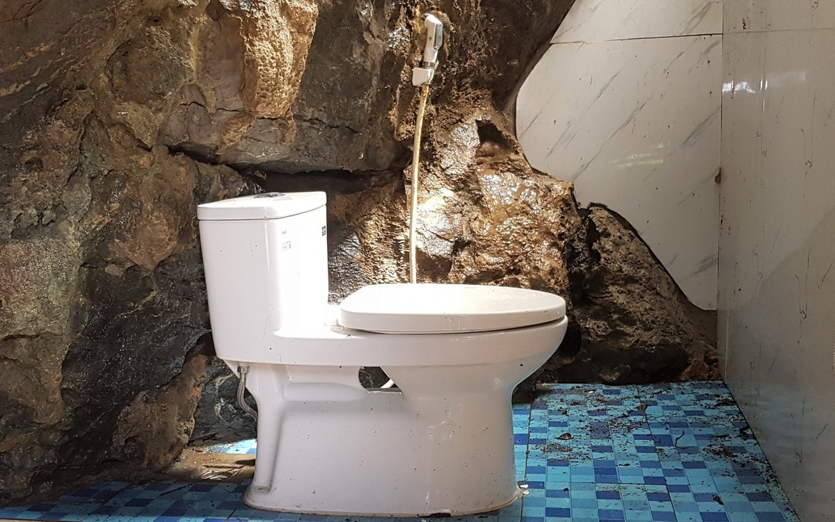 Phòng vệ sinh chụp ảnh lộng lẫy thực tế đầy đất cát, xung quanh dơ bẩn. Ảnh: Dân trí