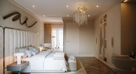 Trong phòng ngủ có đèn chùm lớn.