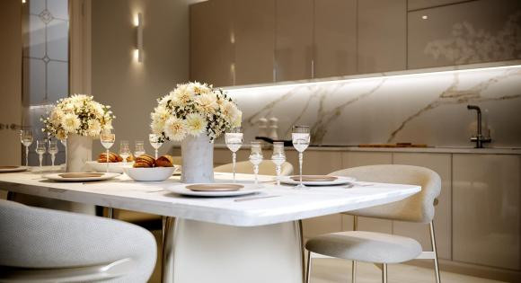 Trên bàn ăn được trang trí bằng lọ hoa tươi.