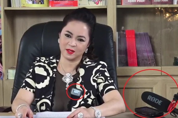 Chiếc microphone đeo trên ngực bà Phương Hằng trong các buổi livestream có giá từ 5 - 8 triệu đồng. Ảnh chup màn hình