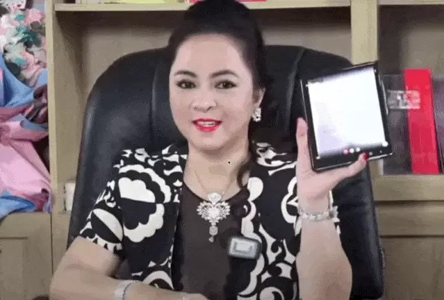 Trong một buổi livestream, nhiều cư dâng mạng soi ra chiếc điện thoại mà bà Nguyễn Phương Hằng sử dụng để coi clip cũng như đọc comment và tương tác với cư dân mạng là chiếc Galaxy Z Fold2 của Samsung giá khoảng 50 triệu đồng. Ảnh chụp màn hình
