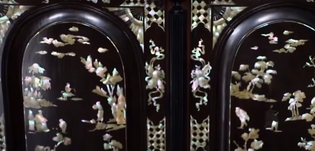 Nhiều hoạ tiết được cẩn xà cừ công phu. Ảnh chụp màn hình