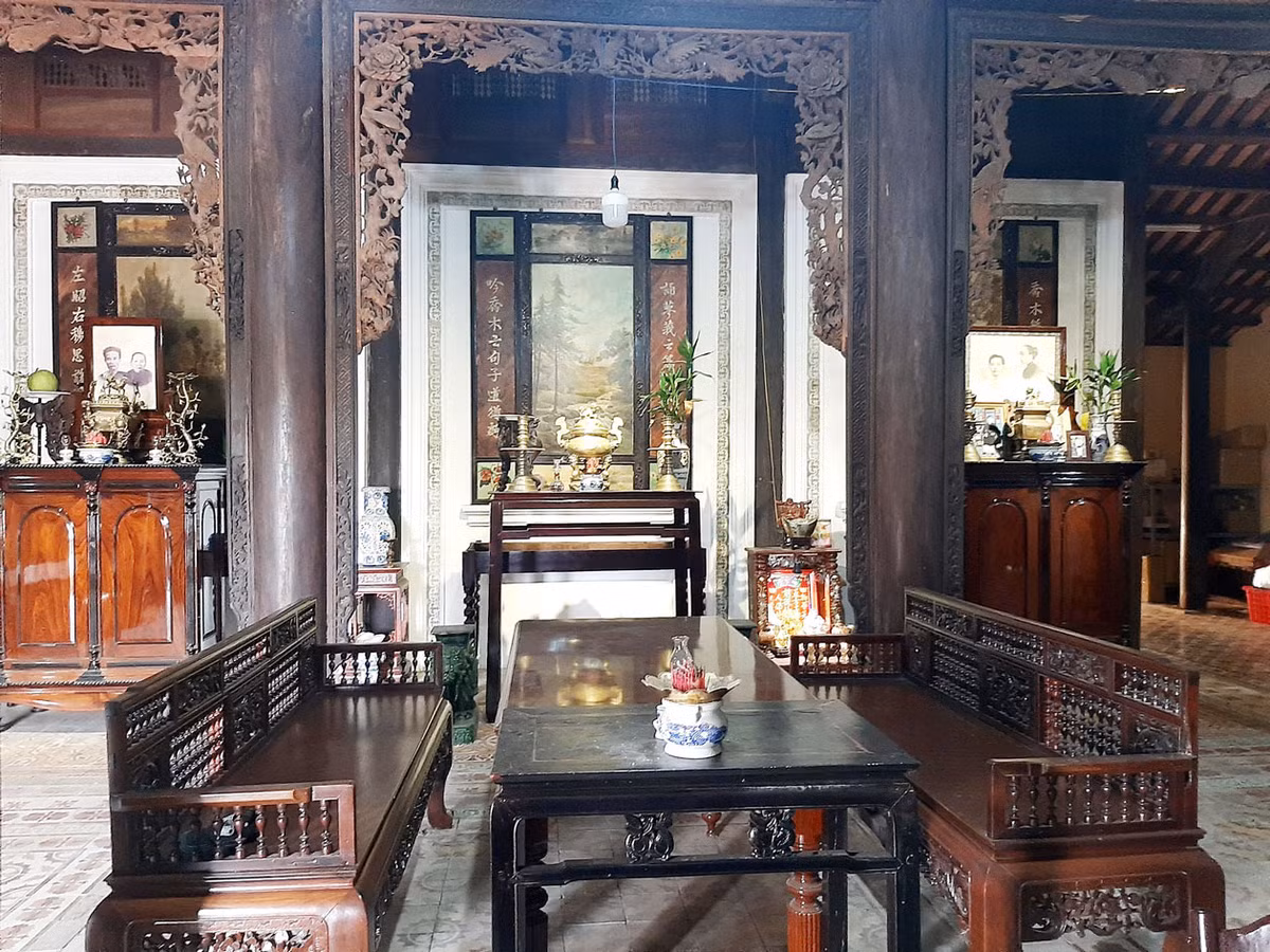 Bên trong nhà cổ, toàn bộ rường cột, vách ngăn và các vật dụng đều làm từ các loại gỗ quý hiếm như cẩm lai, gõ đỏ, căm xe… được các nghệ nhân giỏi nhất từ kinh thành Huế chạm khắc một cách tinh xảo, cầu kỳ trong nhiều năm. Ảnh: Dân Việt