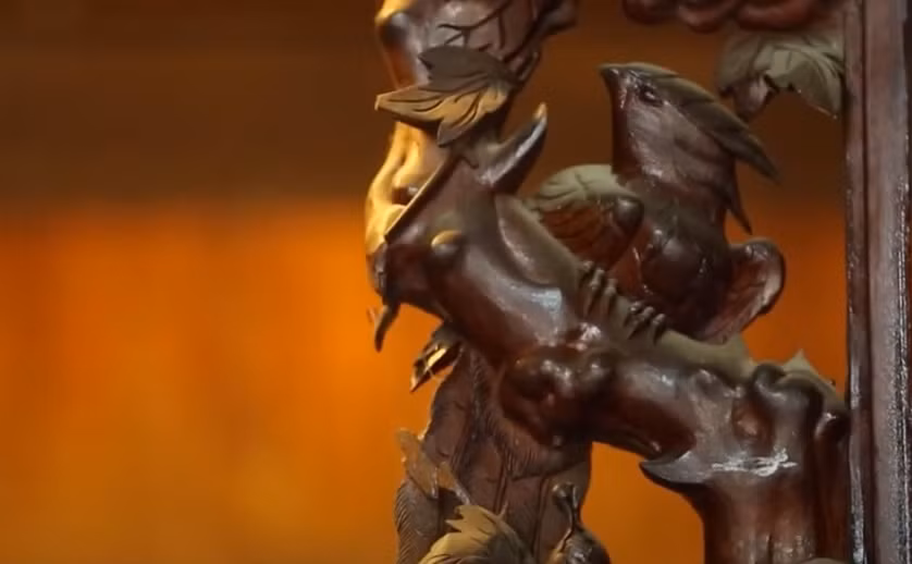 Rất nhiều hoạ tiết cầu kỳ như quả nho, sóc, chim chóc, hoa lá, cỏ cây...Ảnh chụp màn hình