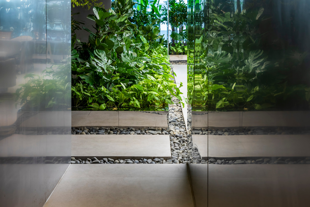 Kế đến là những hàng cây xanh nổi bật trong bức tranh trung tính, nhẹ nhàng.