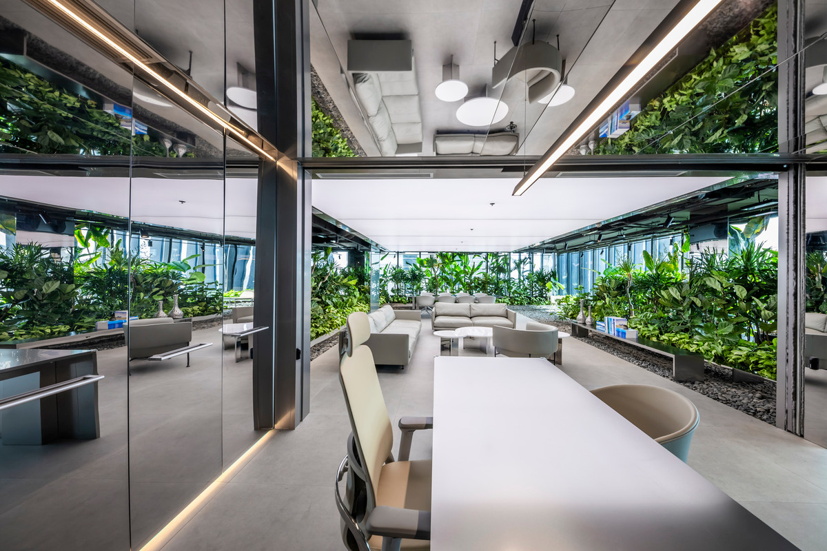 Khi cửa thang máy mở, sảnh thang máy sẽ dẫn đến khu vực lễ tân và sảnh đợi, nơi được thiết kế với vườn cây cảnh nhỏ và ghế chờ như thông điệp thể hiện lòng hiếu khách của gia chủ.