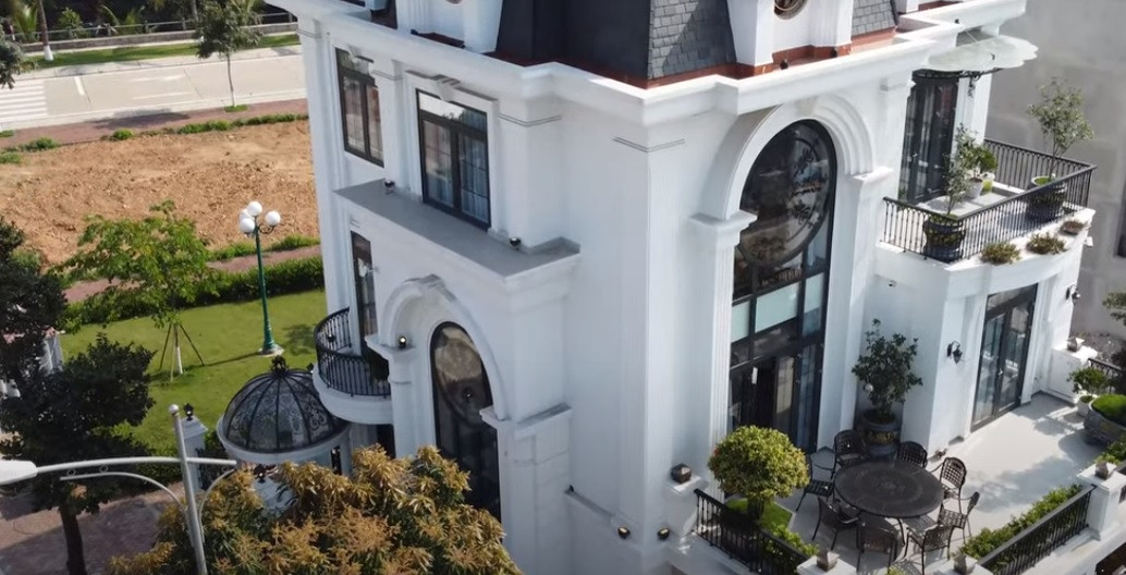 Tổng thể thiết kế biệt thự bên ngoài đan xen giữa tân cổ điển và hiện đại.