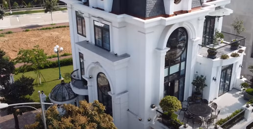 Tổng thể thiết kế biệt thự bên ngoài đan xen giữa tân cổ điển và hiện đại.