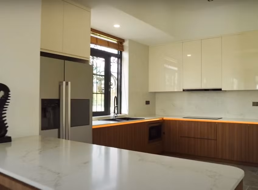 Trong khi đó, khu bếp lại mang phong cách hiện đại.