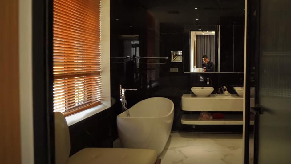 Phòng tắm thiết kế hiện đại với tổng diện tích 25m2, có cả khu thay đồ. Nguồn ảnh: chụp màn hình NhaTo