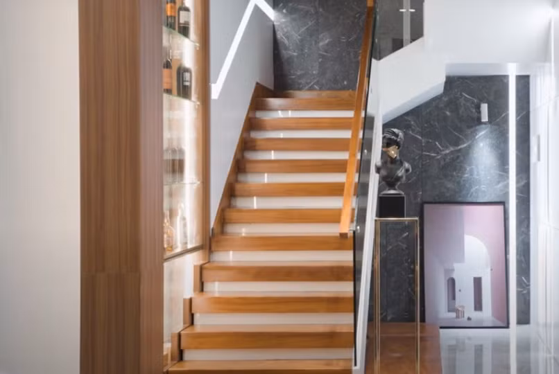 Cầu thang gỗ lan can kính hiện đại.