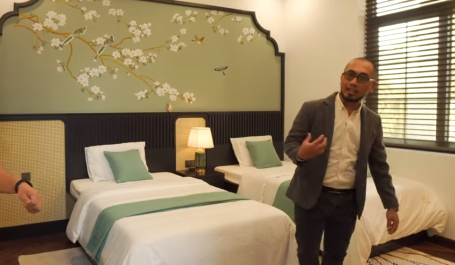 Tại tầng 1 còn có một phòng ngủ dành cho ông bà theo phong cách Indochine.