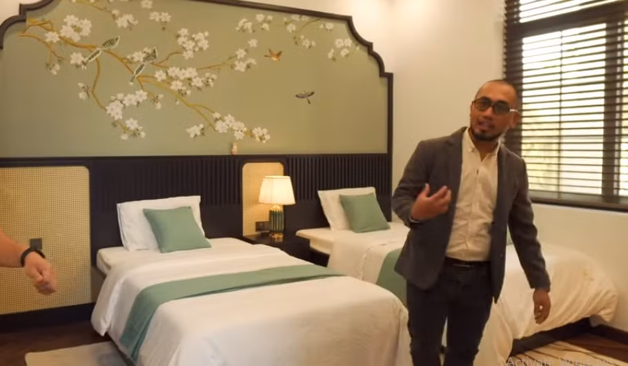 Tại tầng 1 còn có một phòng ngủ dành cho ông bà theo phong cách Indochine.