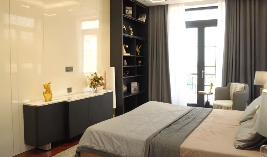 Phòng ngủ master có lô gia phía ngoài.