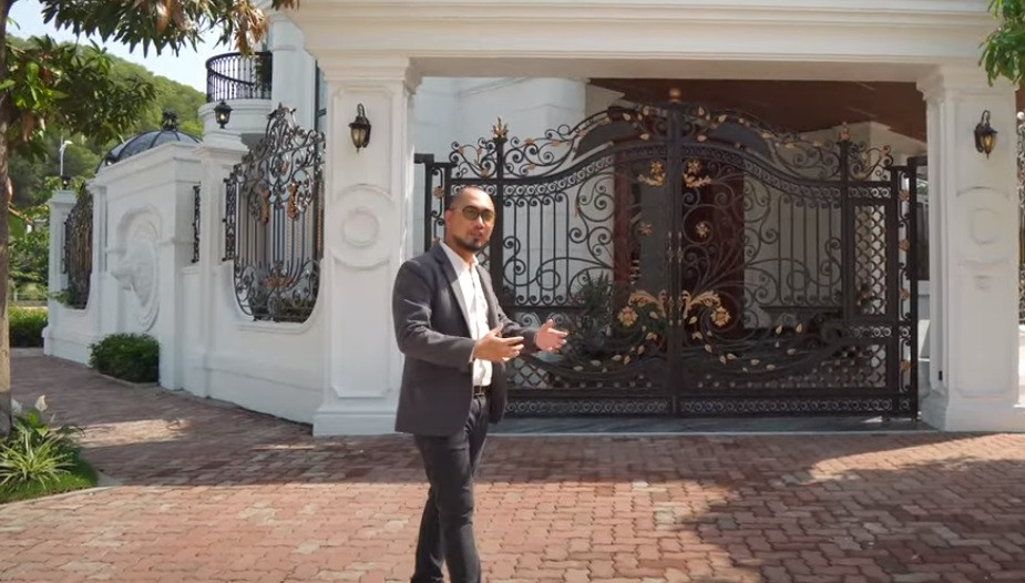 Cổng hoa sắt nghệ thuật, chế tác từ thanh sắt đặc và làm hoàn toàn thủ công.