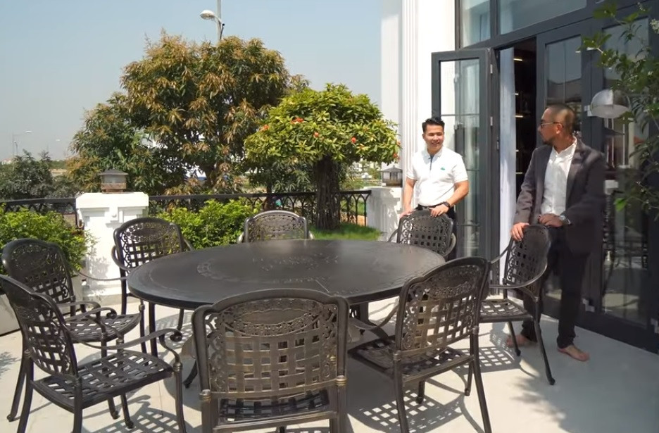 Ban công được bố trí bộ bàn ghế để cả gia đình quây quầy.