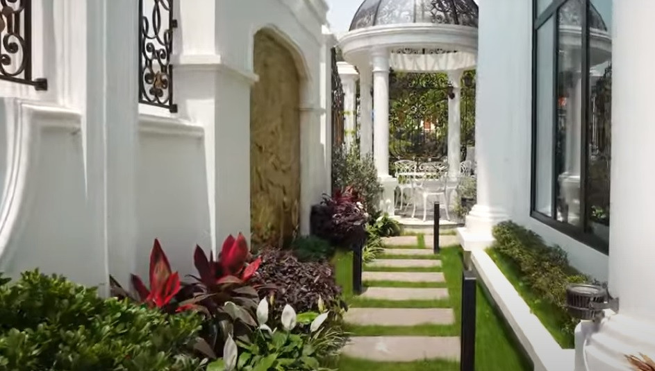 Trên khu đất 200m2, căn biệt thự xây trên diện tích 120m2, còn lại là không gian dành cho sân vườn.