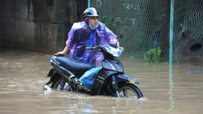 Nhung dich vu “hot bac” khi Ha Noi ngap sau mua lon