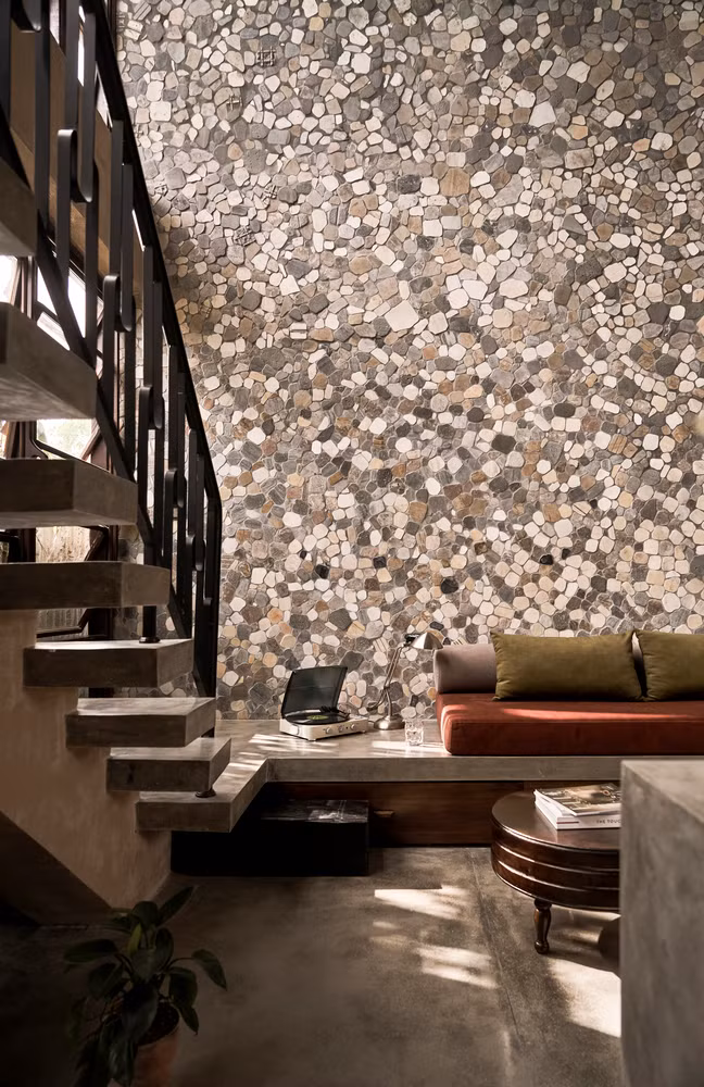 Không chỉ tường rào bên ngoài, trong nhà cũng được ốp đá đẹp mắt.