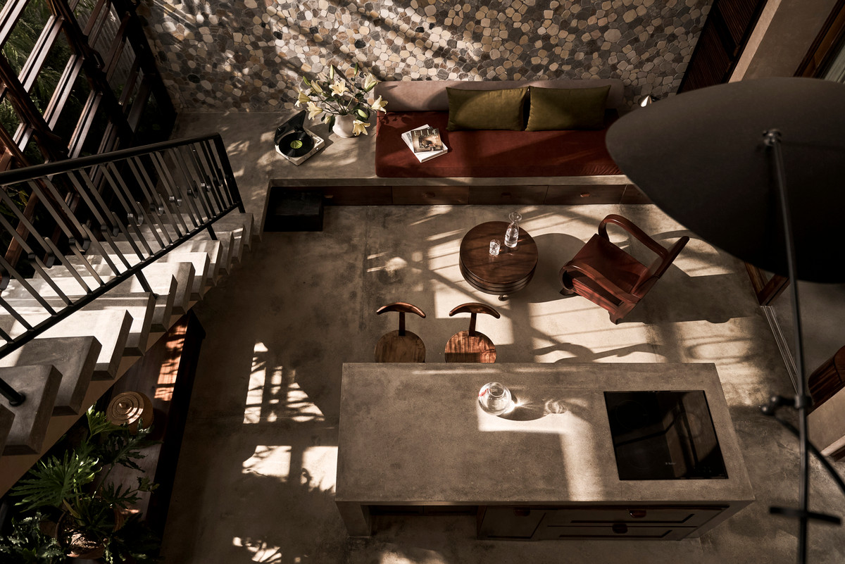 Đối với người Việt Nam, đặc biệt là người Huế, việc thờ cúng tổ tiên đã rất được coi trọng. Vì thế, kiến trúc sư khéo léo bố trí bàn thờ ngoài trời cũng như bàn thờ trong nhà để phù hợp với không gian tương đối nhỏ của ngôi nhà.