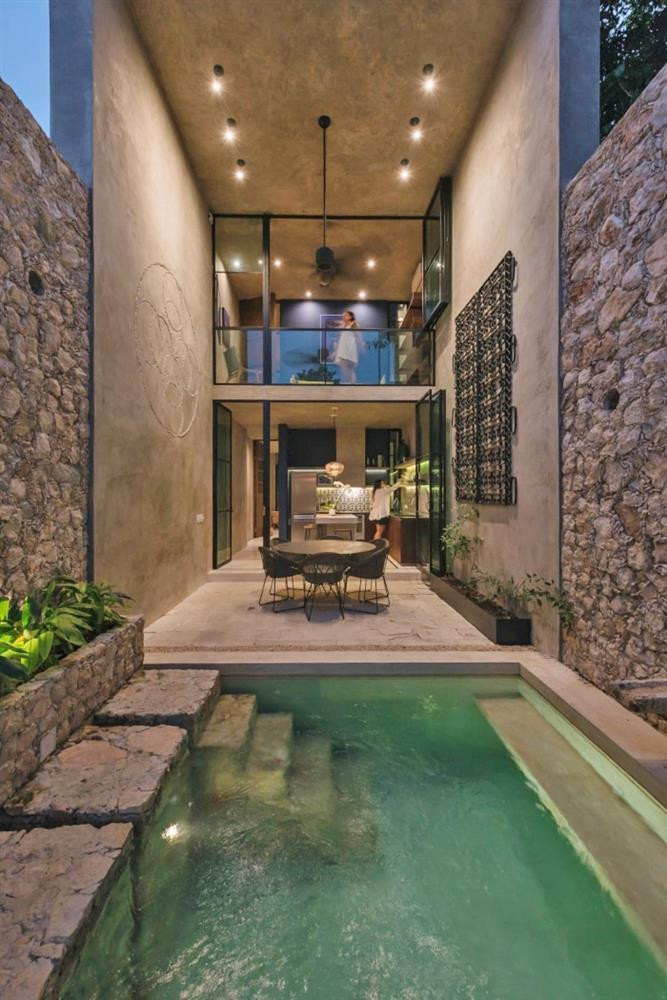 Tòa nhà hai tầng được xây dựng ngay ngắn và vững trãi từ sự chắc chắn của sắt, sự trong suốt của thủy tinh. Đứng từ hồ nước nhìn lên, các khu vực chức năng của ngôi nhà trở nên mờ ảo trong ánh đèn vàng làm toát lên vẻ đẹp nên thơ và nhàn nhã.