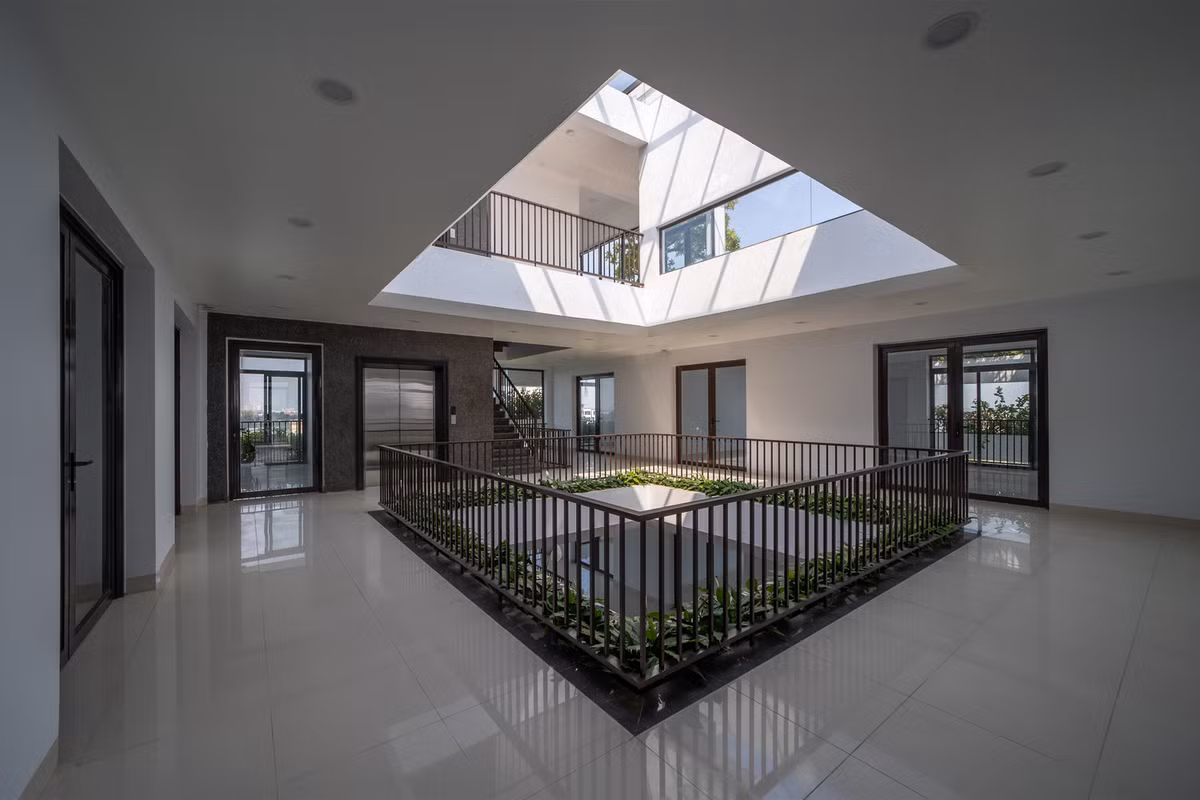 Khoảng thông tầng và giếng trời kết nối trực tiếp với cầu thang bộ, thang máy giúp mọi người dễ dàng quan sát và di chuyển.