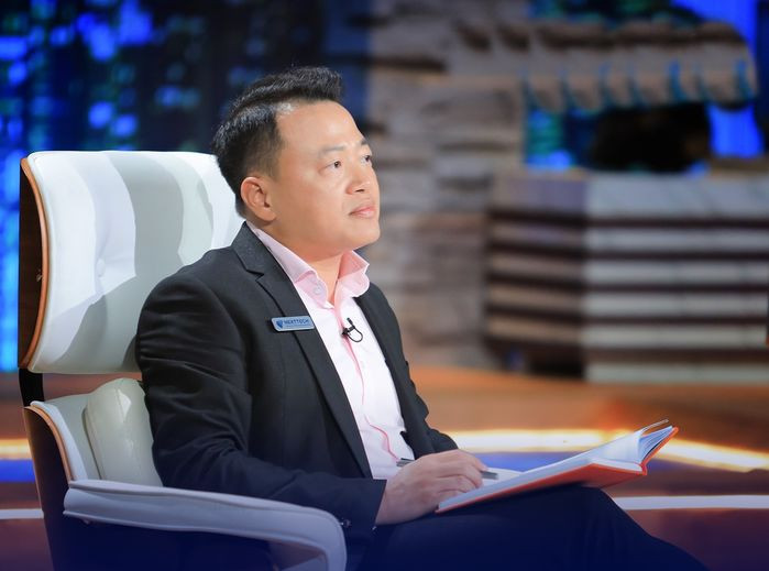 Trước các startup lên truyền hình gọi vốn định giá "trên trời", shark Nguyễn Hoà Bình thường dùng những lời nhận xét gay gắt đáp trả. Vị "cá mập" từng thẳng thắn nói: "Dù em có định giá 250 triệu đồng thôi thì anh cũng không đầu tư. Lý do là các em đang làm một thứ vô nghĩa". Ảnh: Shark Tank Việt Nam