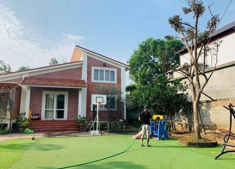 Ngoài ra, vợ chồng Hồng Đăng còn còn sở hữu một khu nhà vườn ở ngoại thành Hà Nội có diện tích lên tới 1.300 m2. Ảnh: FBNV