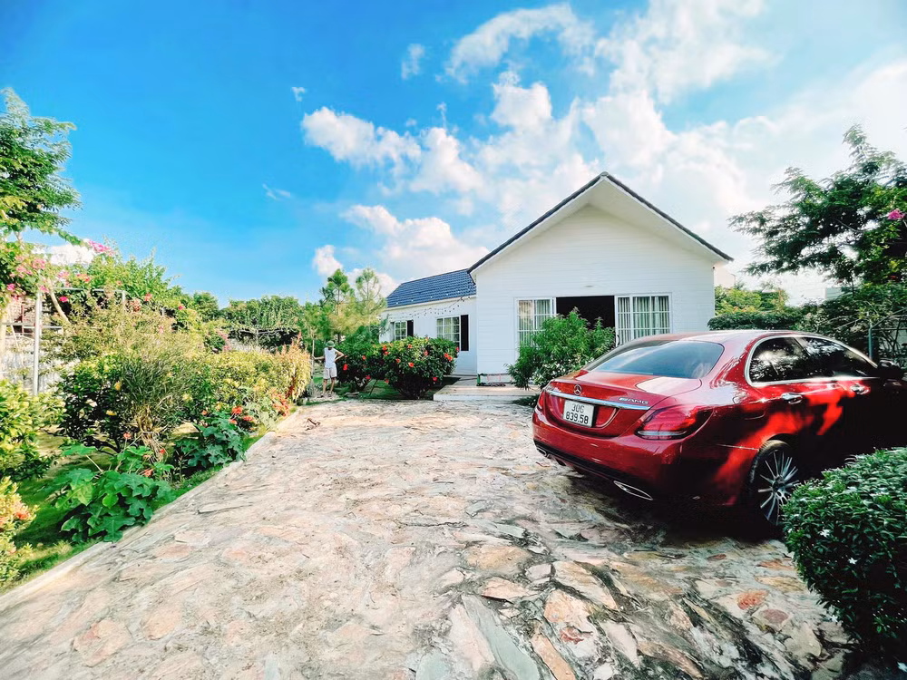 Diễn viên Đỗ Duy Nam được biết đến với vai Nam Tào rong chương trình Táo quân 2022. Năm 2019, Duy Nam mua hẳn mảnh đất 1.000m2 để xây nhà vườn tặng bố mẹ cũng như có chỗ lui về nghỉ ngơi mỗi dịp lễ Tết hay cuối tuần. Ảnh: FBNV