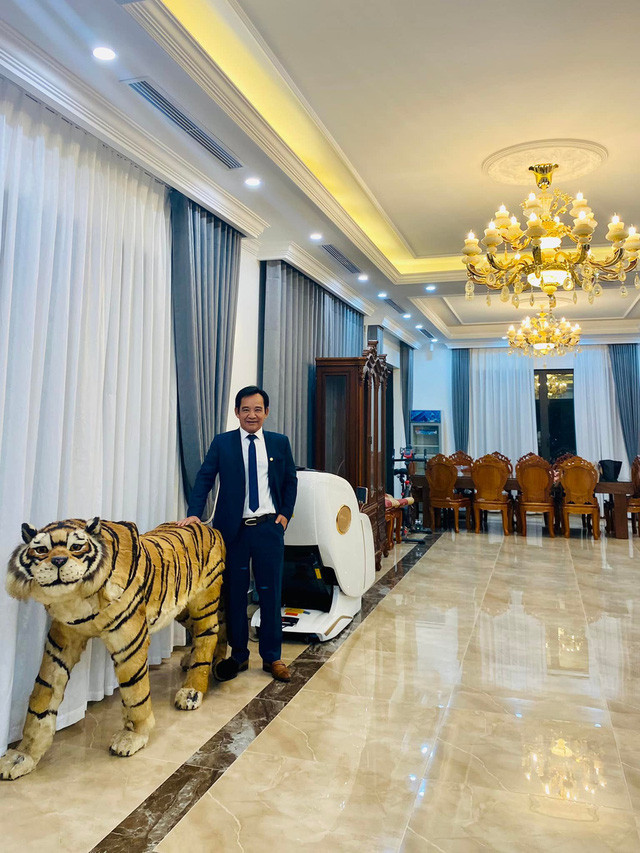 Bên trong biệt thự được trang hoàng lộng lẫy với những món đồ nội thất độc nhất vô nhị. Ảnh: FBNV