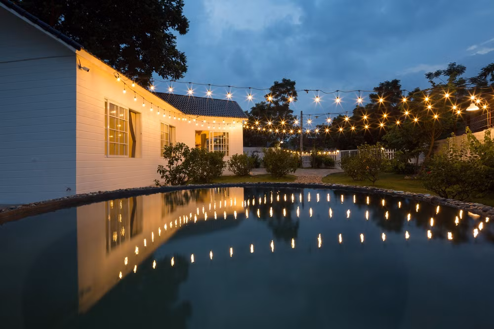 Bên ngoài trang trí đậm chất resort. Ảnh: FBNV