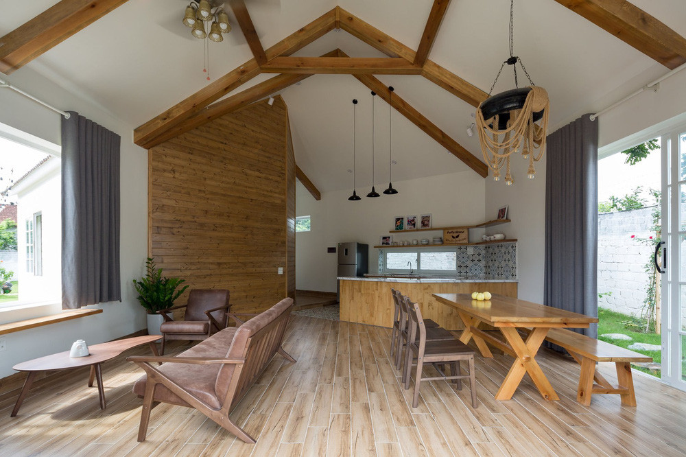 Bên trong nhà sử dụng nội thất gỗ mộc, màu nhẹ nhàng, thiết kế khá đơn giản, xinh xắn, ấm cúng, các phòng ngủ đều có cửa kính rộng để đón ánh sáng tự nhiên. Ảnh: FBNV