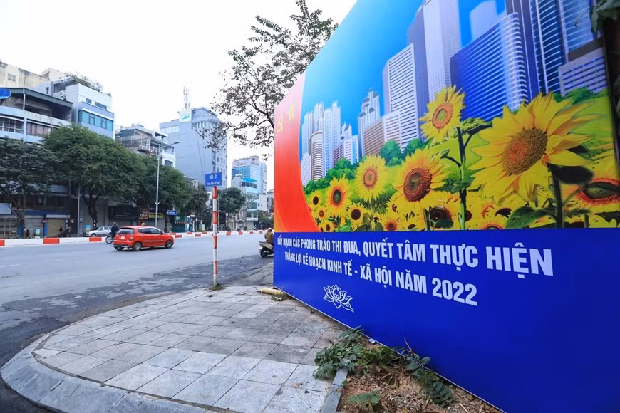 Pano tuyên truyền phát triển kinh tế năm 2022 trên địa bàn quận Hai Bà Trưng. (Ảnh: Tuấn Anh/TTXVN)