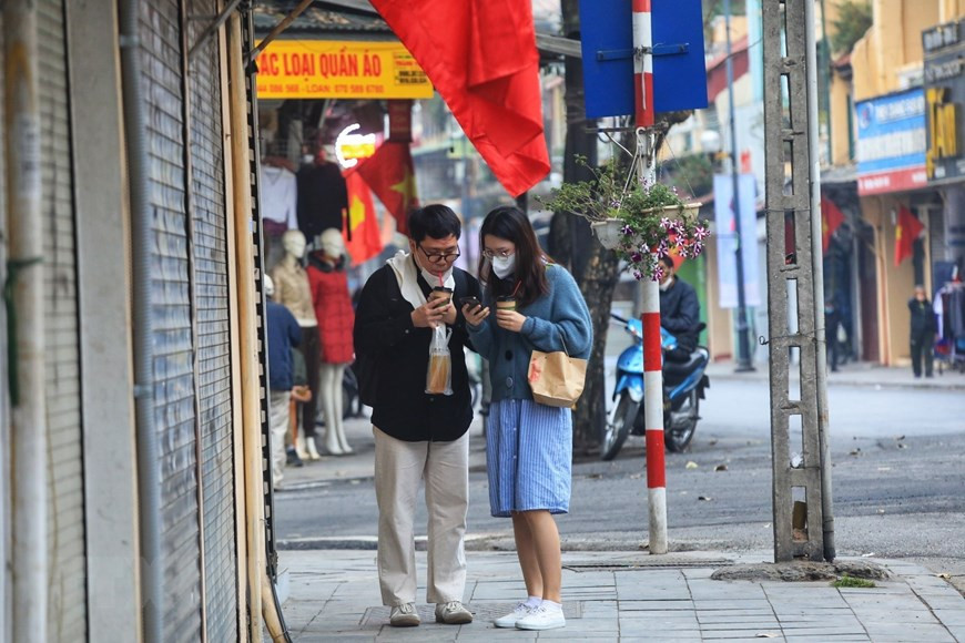 Do nhiều quận thuộc vùng có nguy cơ cao nên người dân chỉ được mua đồ ăn uống mang về. (Ảnh: Tuấn Anh/TTXVN)