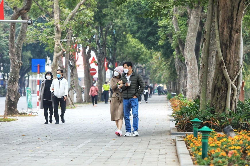 Người dân đi dạo ngày đầu năm trên hồ Hoàn Kiếm. (Ảnh: Tuấn Anh/TTXVN)